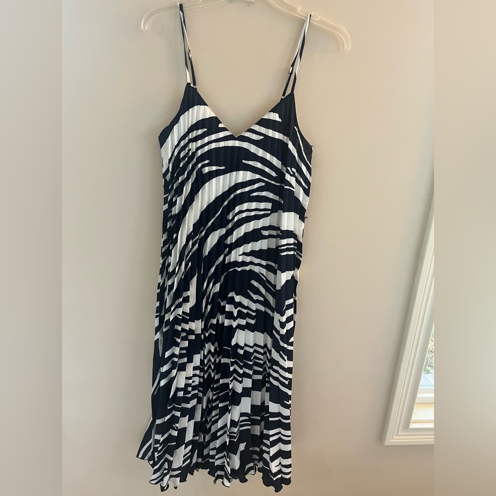NWT-Banana Republic Navy & White Pleated Dress, Small